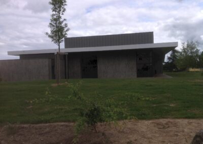 Arrière de l’espace capella à lancié, volume contemporain de la salle des fêtes communale rénovée, vue depuis les espaces verts