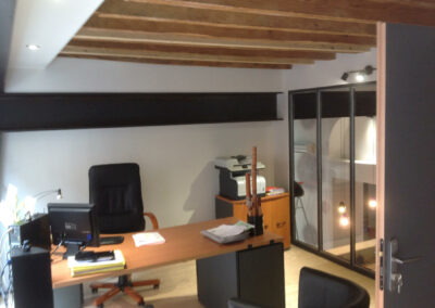 Bureau fermé sous poutres bois, éclairage led directionnel et verrière intérieure posés par fb électricité