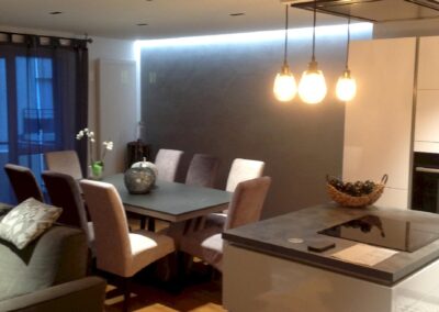 Coin salle à manger et cuisine ouverte avec éclairage led et suspensions, rénovation électrique haut de gamme fb électricité