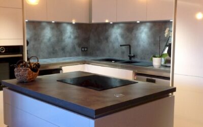 Cuisine design avec îlot central, spots encastrés et suspensions au-dessus du plan de cuisson, rénovation électrique complète