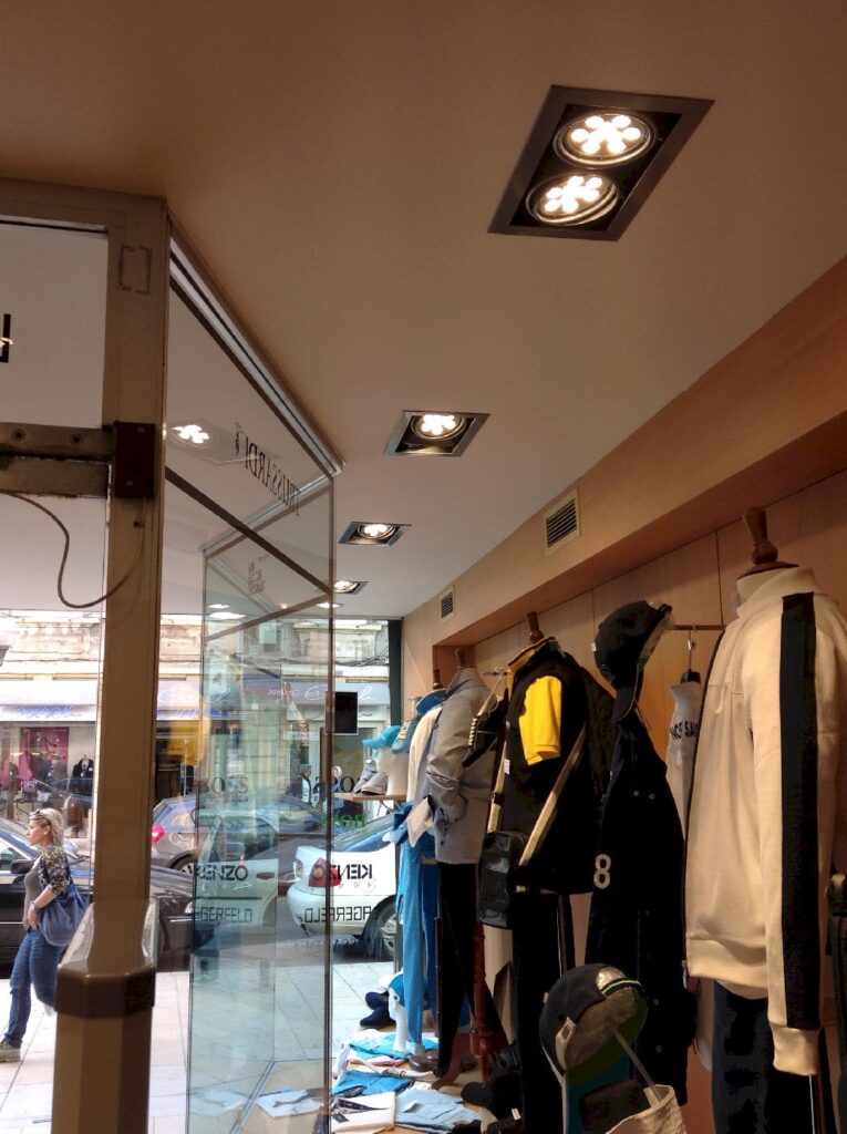 Éclairage led de la vitrine d’un magasin de vêtements rue nationale à villefranche-sur-saône, spots encastrés mettant en valeur les mannequins en façade