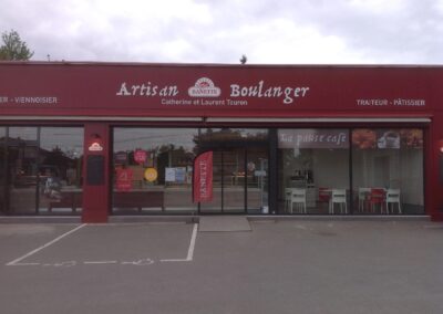 Façade de la boulangerie banette à saint-georges-de-reneins, ancien local commercial transformé en magasin neuf après rénovation électrique par fb électricité – socadel