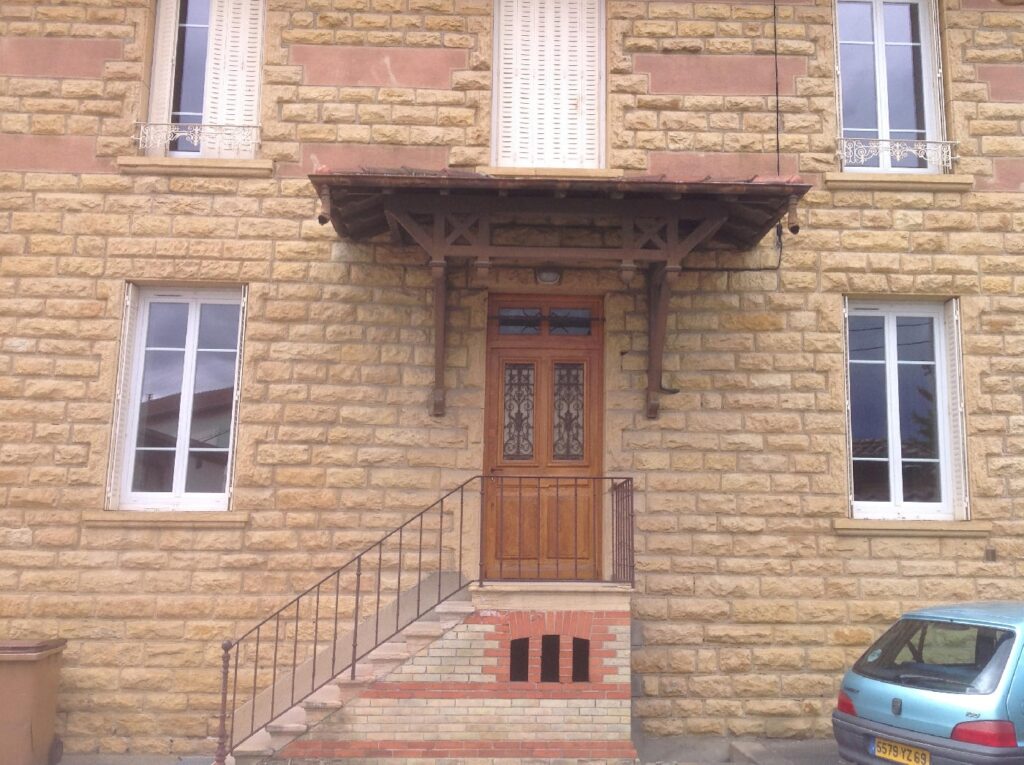 Façade en pierre dorée d’un cabinet d’avocats à villefranche-sur-saône, après rénovation électrique discrète de l’entrée et de l’éclairage extérieur