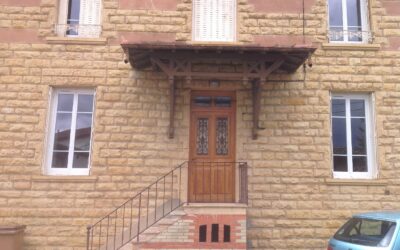 Façade en pierre dorée d’un cabinet d’avocats à villefranche-sur-saône, après rénovation électrique discrète de l’entrée et de l’éclairage extérieur