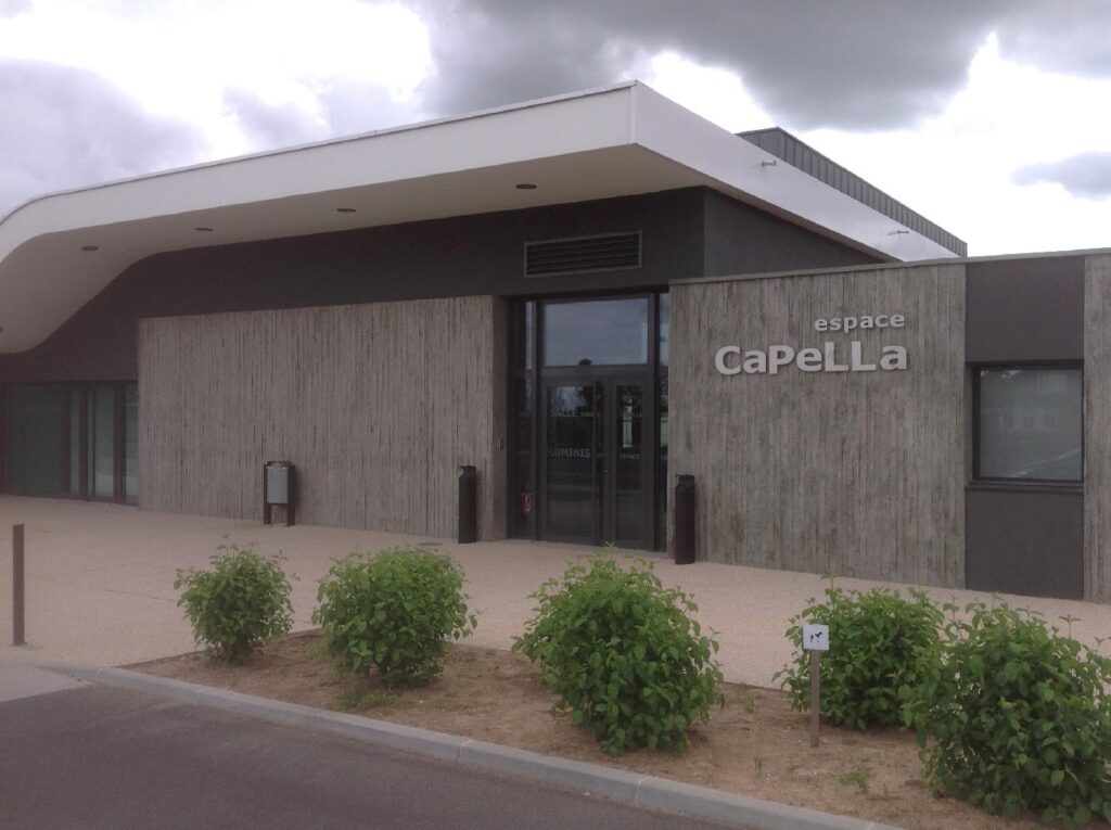 Façade principale de l’espace capella à lancié, entrée de la salle des fêtes rénovée avec éclairage et installations électriques par fb électricité – socadel