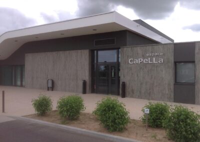 Façade principale de l’espace capella à lancié, entrée de la salle des fêtes rénovée avec éclairage et installations électriques par fb électricité – socadel