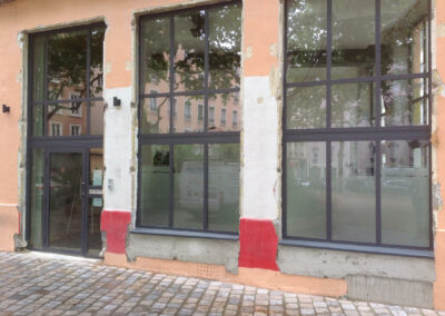 Façade vitrée du cabinet d’avocats à lyon, aménagé par fb électricité avec nouvelle installation électrique sur deux niveaux