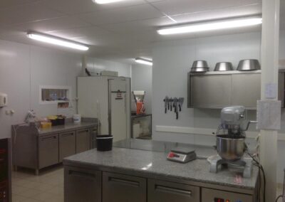 Laboratoire de préparation pâtissière, inox et équipements professionnels alimentés et éclairés par la nouvelle installation électrique
