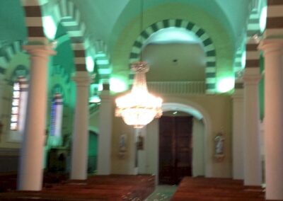 Nef centrale de l’église de saint-étienne-les-houlières éclairée en led, avec lustre central, après rénovation électrique par fb électricité – socadel