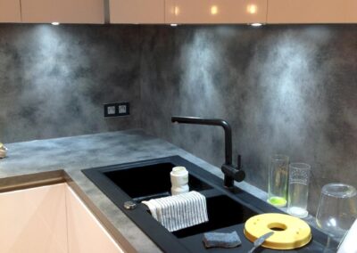 Plan de travail de cuisine avec spots sous meubles et prises intégrées, circuits courant fort et faible refaits à neuf