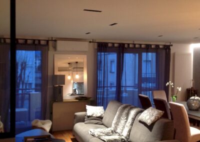 Salon d’un appartement de standing à villefranche-sur-saône, éclairage encastré discret réalisé par fb électricité