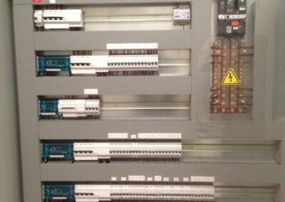 Vue détaillée du tableau électrique industriel de la boulangerie, rangées de disjoncteurs et jeux de barres haute intensité