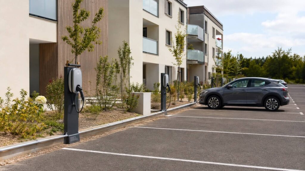 Bornes de recharge installées sur le parking extérieur d’une résidence collective