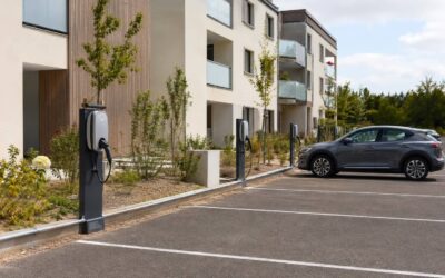 Bornes de recharge installées sur le parking extérieur d’une résidence collective